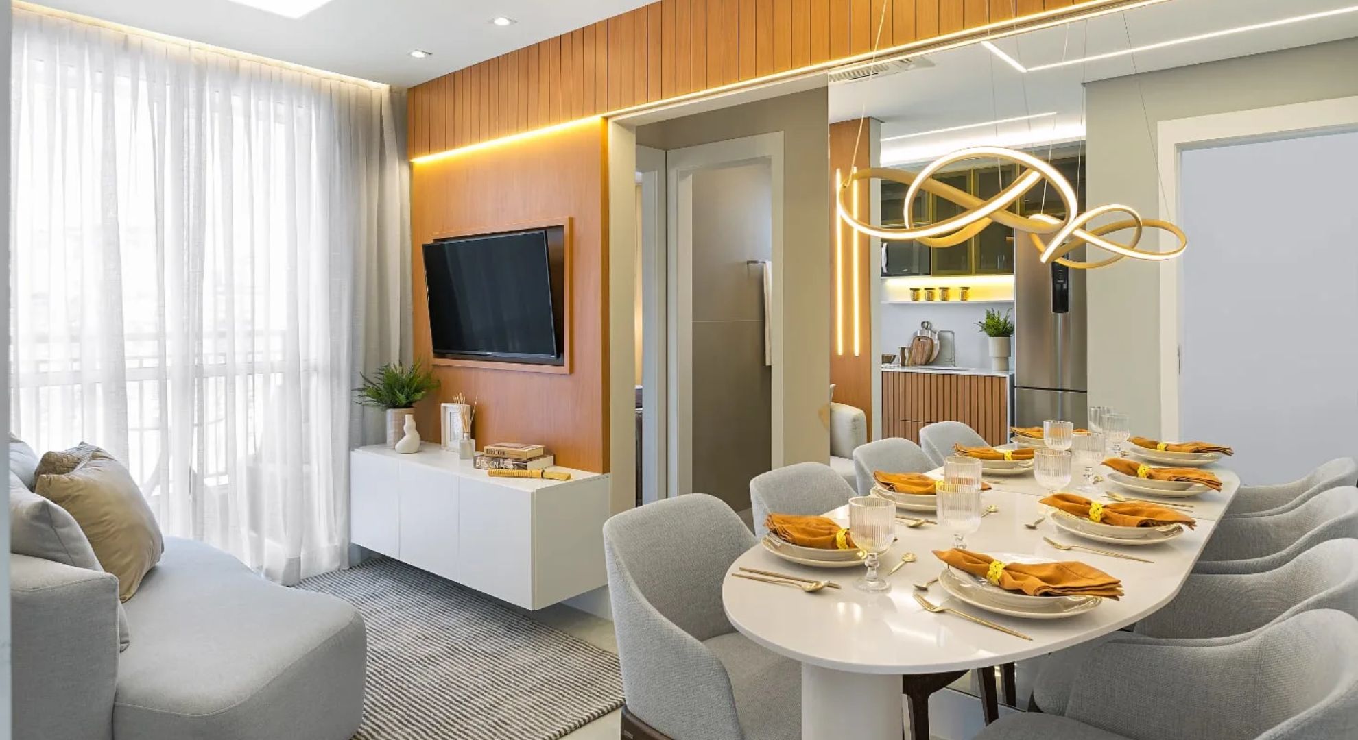 Família feliz em apartamento moderno